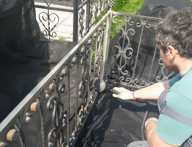 Почему красить оградку лучше пульверизатором?