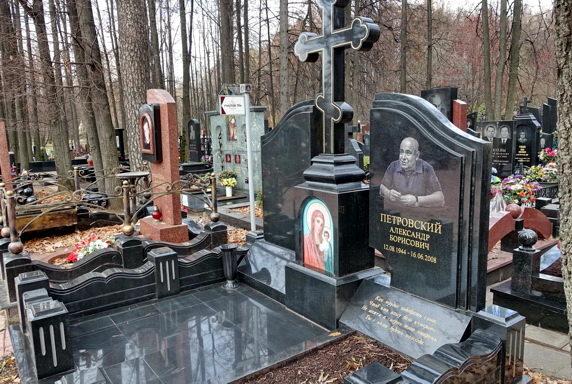 Фигура православного креста в центре мемориальной композиции