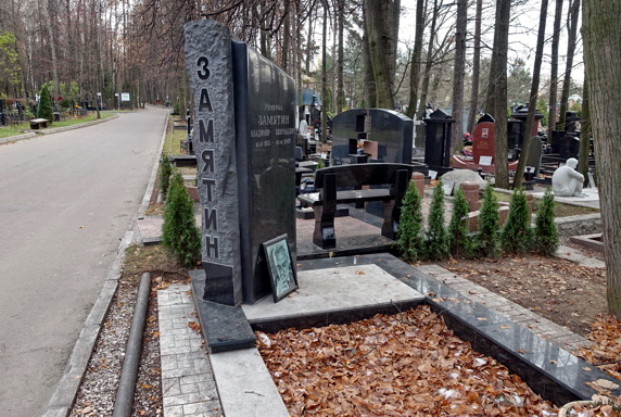 Угловой памятник из гранита и стела под живую породу
